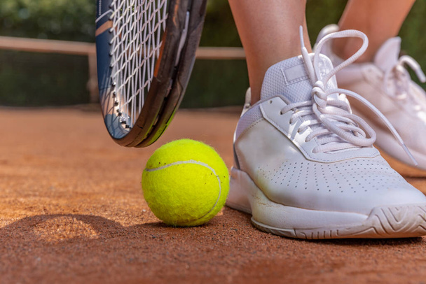 primer plano del jugador de tenis en la cancha, raqueta, pelota y zapatos - Foto, imagen
