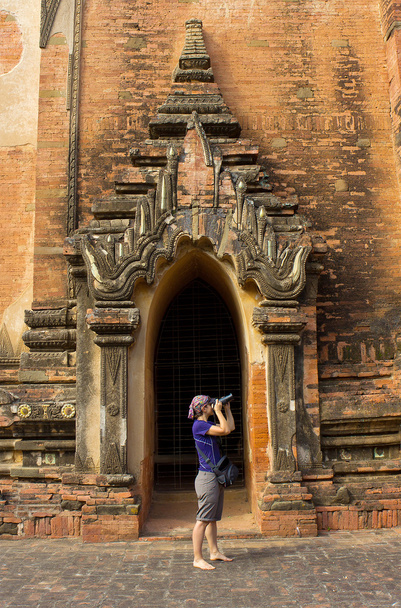 κορίτσι φωτογράφος Πάρτε μια εικόνα στην αψίδα του ναού  - Φωτογραφία, εικόνα