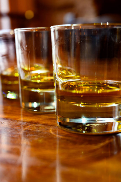 Полет шотландского виски, дегустация бокалов с различными сортами односолодового виски или смешанных спиртных напитков на ликеро-водочном заводе тур в пабе в Шотландии, Великобритания
 - Фото, изображение