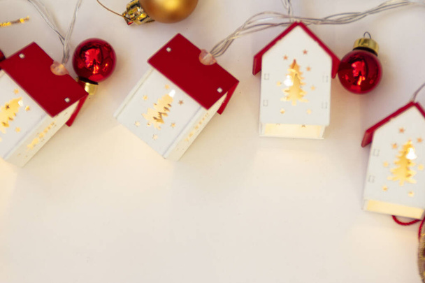 Christmas frame. Christmas balls, garlands, red and gold decorations on a white background. Flat lay, top view, copy space - Foto, Bild