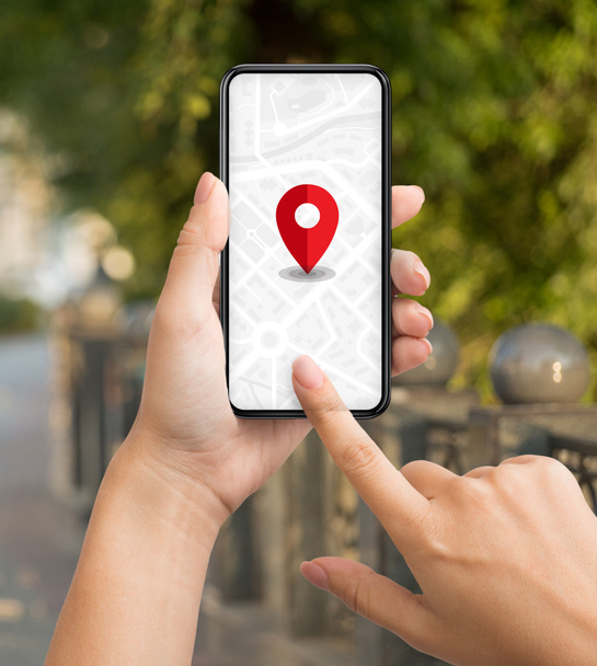 Kadın turist akıllı telefonda navigasyon uygulaması kullanıyor ve ekranda kırmızı nokta var. - Fotoğraf, Görsel