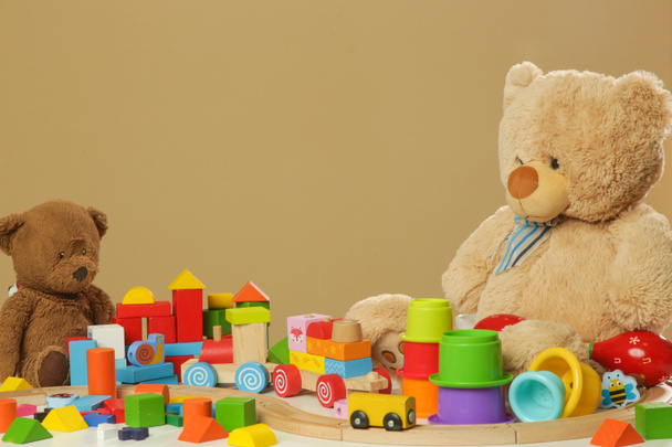 Kleurrijke kinderspeelgoed op tafel, houten, plastic en pluche speelgoed - Foto, afbeelding