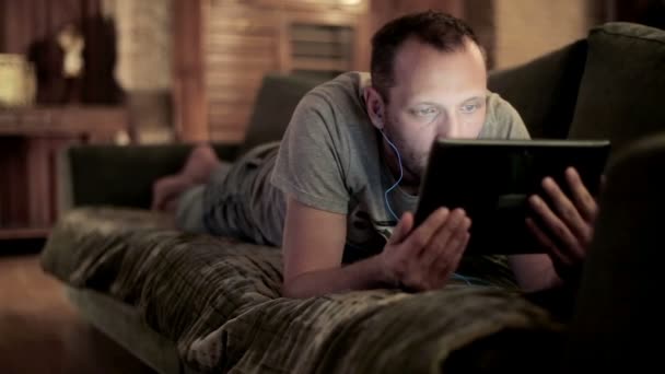 Man watching movie on tablet - Felvétel, videó