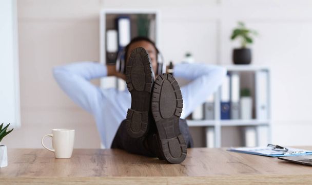 Descansando sapatos homem preto na mesa de trabalho no escritório - Foto, Imagem