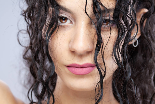 Beautiful brunette girl with long wet hair, closeup studio portrait. - Valokuva, kuva