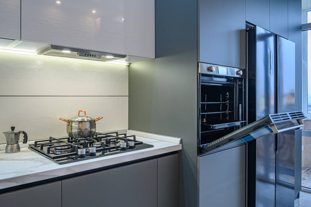 Роскошный современный кухонный интерьер, двери печей открыты - Фото, изображение