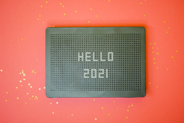 メッセージボード上のこんにちは2021 。フラットレイアウトスタイル。新年のご挨拶です。赤の背景。新しい願い  - 写真・画像
