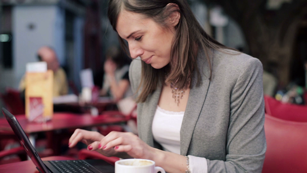 Businesswoman working on laptop - Metraje, vídeo