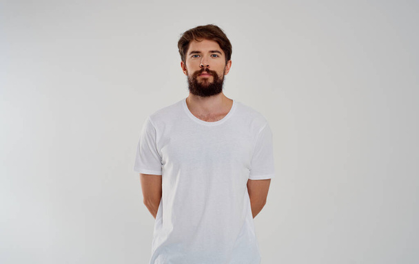 mężczyzna w białym t-shirt broda emocje studio izolowane tło styl życia - Zdjęcie, obraz