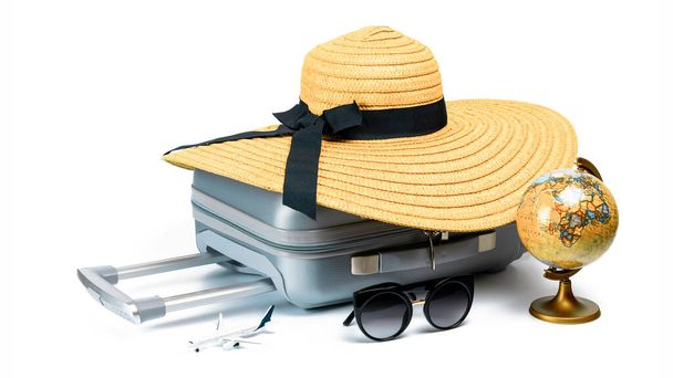 Yolculuk izole edildi. Kadınların aksesuar gezgini: bavul, hasır şapka, güneş gözlüğü, oyuncak uçak ve dünya beyaz zemin üzerinde izole edilmiş ve mesaj için boş alan. Yaz tatili konsepti tasarımı - Fotoğraf, Görsel