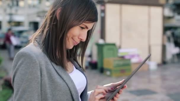 Businesswoman working on tablet - Кадры, видео