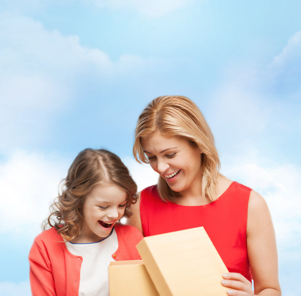 Smiling mother and daughter with gift box - Zdjęcie, obraz