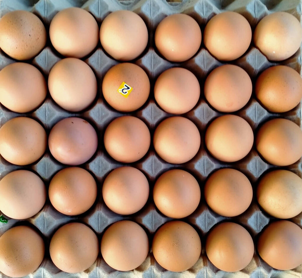 Kananruskeat tuoreet raa 'at munat munasäiliössä. - Valokuva, kuva