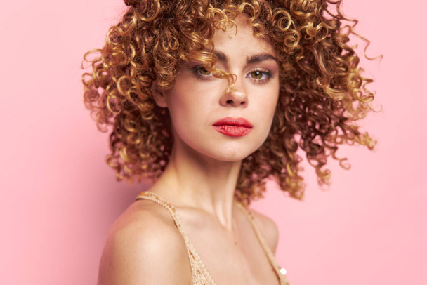 Mulher bonita Close-up curly cabelo retrato. maquiagem brilhante  - Foto, Imagem