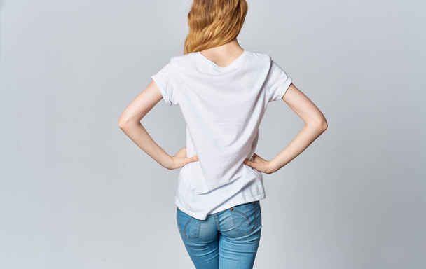 Frau in weißem T-Shirt beschnitten mit Kopierraum Emotionen Modell - Foto, Bild
