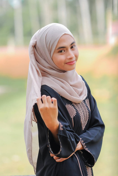 Muotokuva muslimien kauneus nainen yllään hijab - Valokuva, kuva