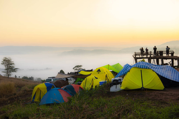 Camping namiot na górze, namiot turystyczny kemping z mgłą krajobraz mgła wschodzie słońca piękny w zimie widok na zewnątrz podróży - Zdjęcie, obraz