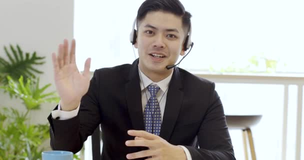 Επιχειρηματίας κάνει βιντεοκλήση, κοιτάζοντας την κάμερα και μιλώντας - Πλάνα, βίντεο