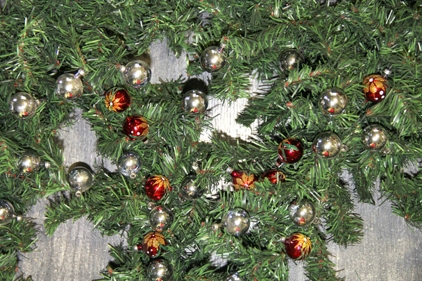 Різдвяна гірлянда з червоною і срібною декоративною сферою
 - Фото, зображення