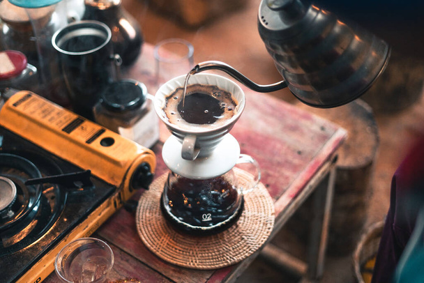 Kawa kapiąca, barista wylewający wodę na ziemię kawową z filtrem, parząca kawa - Zdjęcie, obraz
