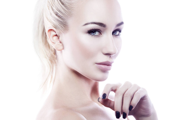 Sexy femme moderne beauté visage, peau parfaite, lèvres, cheveux blonds - Photo, image