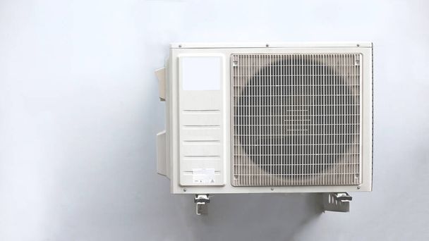 Kleine airconditioning koelsysteem muur gemonteerd wit cement. - Foto, afbeelding