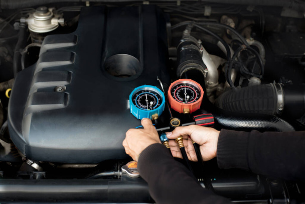 Car air conditioner check service, leak detection, fill refrigerant.Device and meter liquid cooling in the car by specialist technicians. - Photo, Image
