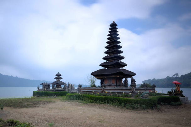 Пура Улунь Дану Бератан (или Пура Братан) изолирован на белом фоне. Это храм на Бали, Индонезия - Фото, изображение