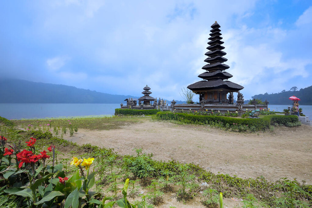 pura ulun danu bratan templo en Bali, indonesia. - Foto, imagen