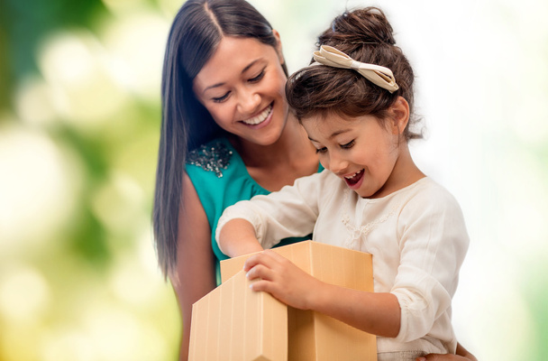Happy mother and child girl with gift box - Fotoğraf, Görsel