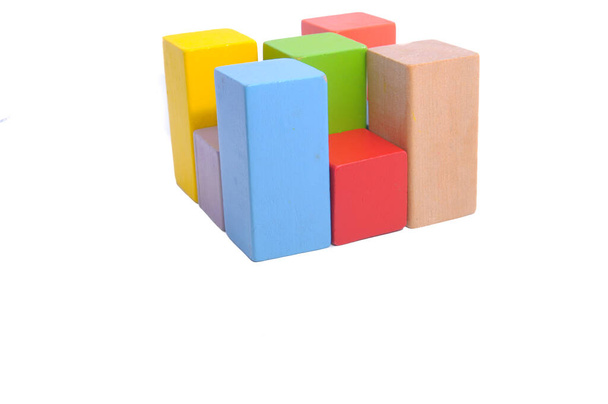 Coloridos bloques de juguete de madera aislados sobre fondo blanco
 - Foto, Imagen