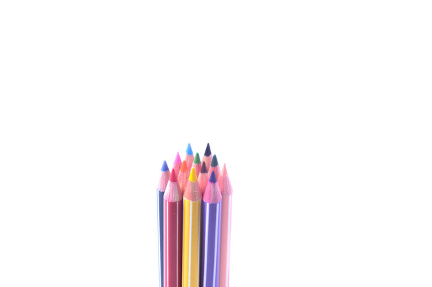 Varios lápices de colores de madera colocados en una fila - Foto, imagen