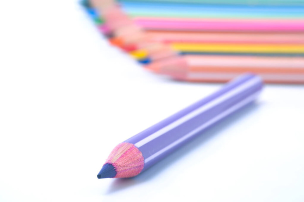 Divers crayons de couleur en bois placés dans une rangée - Photo, image