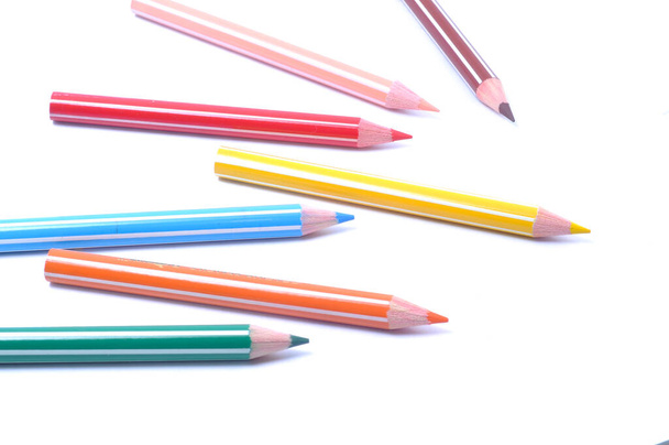 Vários lápis de madeira coloridos lápis colocados em uma fileira - Foto, Imagem