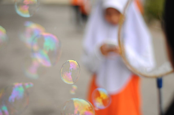  Bokeh luce e sfocatura bambini giocare bolle sfondo - Foto, immagini
