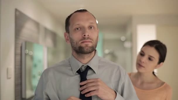 Woman correcting tie of husband - Séquence, vidéo