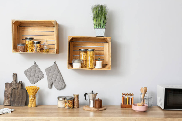 Інтер'єр сучасної кухні з дерев'яними полками
 - Фото, зображення