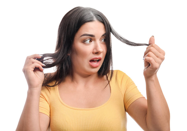 Stres žena s šedivějícími vlasy na bílém pozadí - Fotografie, Obrázek