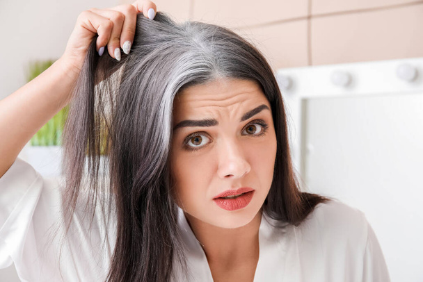 Напружена жінка з сірим волоссям вдома
 - Фото, зображення