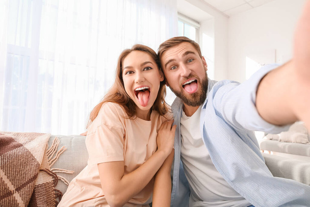 Young couple taking selfie at home - Foto, afbeelding