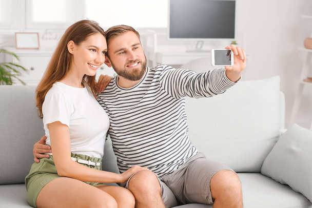 Genç çift evde selfie çekiyor. - Fotoğraf, Görsel