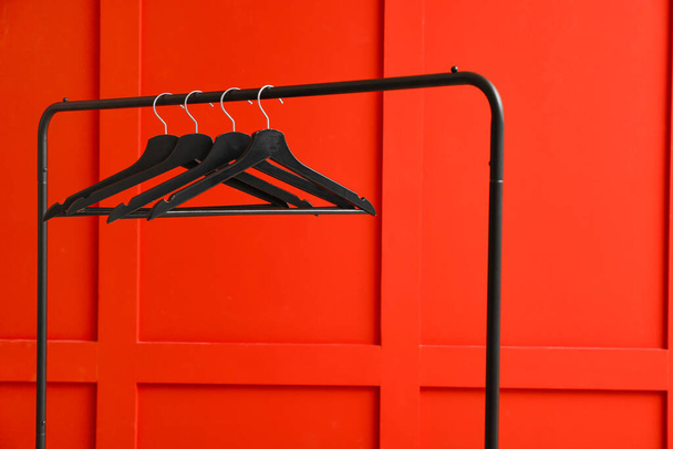 Regál s věšáky na šaty na barevném pozadí - Fotografie, Obrázek