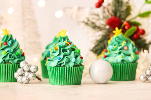 Chutné vánoční dortíky a dekor na stole - Fotografie, Obrázek