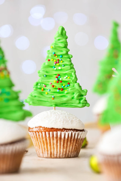 Cupcakes de Natal saborosos e decoração na mesa - Foto, Imagem