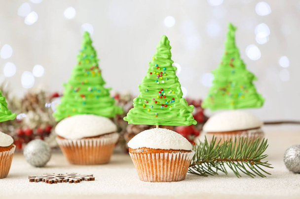 Gustosi cupcake e decorazioni natalizie in tavola - Foto, immagini