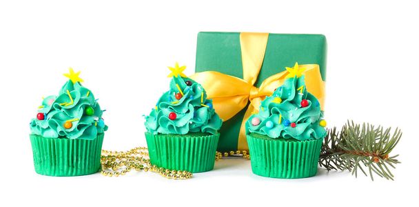 Sabrosos cupcakes de Navidad sobre fondo blanco - Foto, imagen