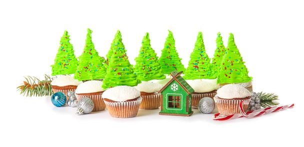 Leckere Weihnachts-Cupcakes auf weißem Hintergrund - Foto, Bild