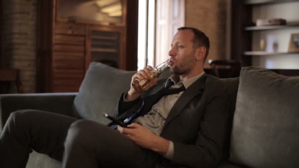 Businessman drinking beer - Materiał filmowy, wideo