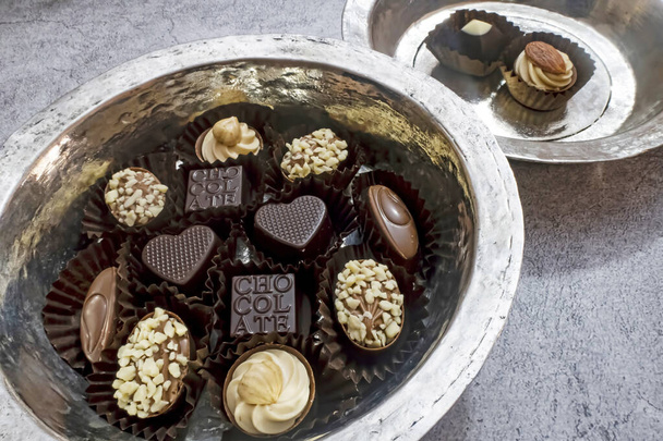 Έτοιμος να φάει ειδικές σοκολάτες στο πιάτο - Φωτογραφία, εικόνα