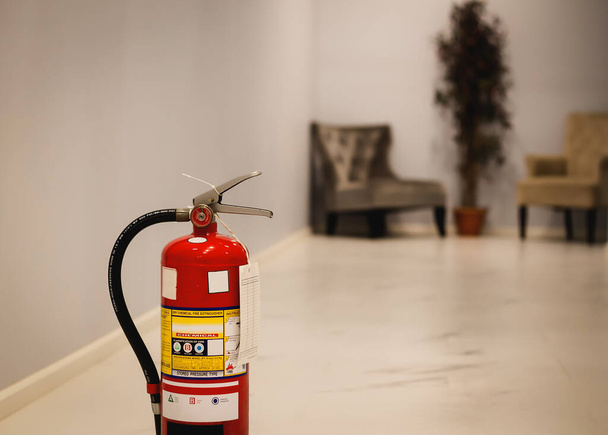 Der rote Feuerlöscher ist im Brandfall in Innenräumen einsatzbereit. - Foto, Bild